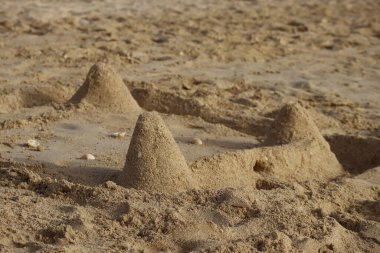 Dubai sahilindeki kumdan kalelere yakın çekim, kısmen bulanık.