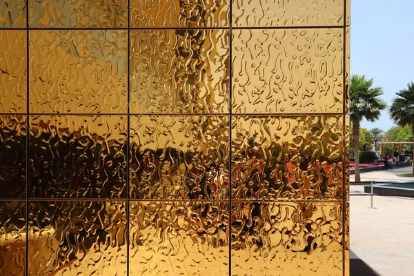 Frame Slavná Budova Dubaji Podobě Obřího Zlatého Rámu Výtahy Uvnitř — Stock fotografie