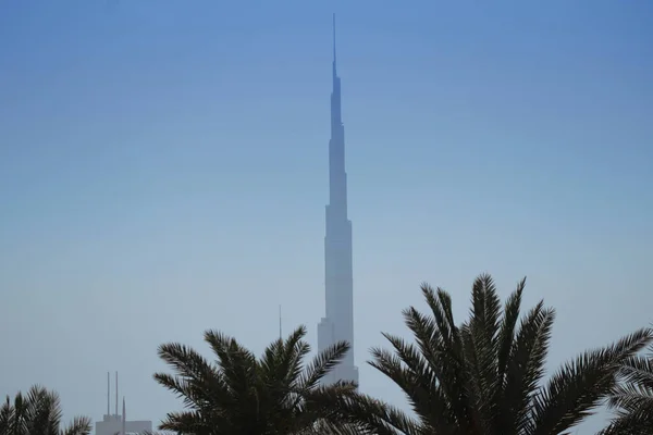 Sylwetka Najwyższego Budynku Świecie Burj Khalifa Niesamowitym Błękitnym Tle Nieba — Zdjęcie stockowe