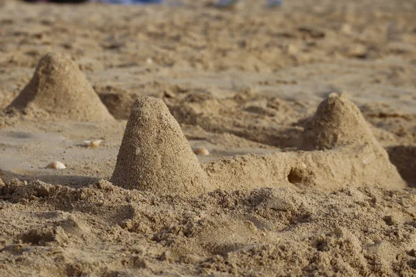 Primo Piano Dei Castelli Sabbia Sulla Spiaggia Dubai Parzialmente Fuori — Foto Stock