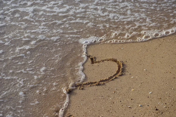 Eine Welle Spült Ein Den Sand Gezogenes Herz Weg — Stockfoto