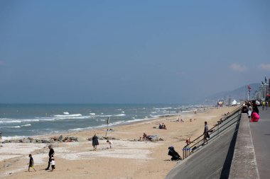 Cabourg 'un sabah kumsalı ve Manş Denizi manzarası