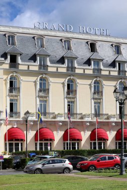 Güneşli bir günde Cabourg 'un merkezinde Grand Hotel