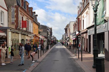 Cabourg, Fransa - 06.06.2022: Tüm restoran ve dükkanların bulunduğu Cabourg 'un merkezi yaya sokağı
