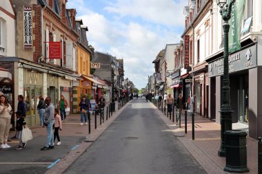 Cabourg, Fransa - 06.06.2022: Tüm restoran ve dükkanların bulunduğu Cabourg 'un merkezi yaya sokağı
