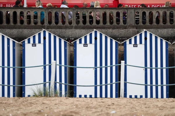 Λευκά Και Μπλε Cabanas Στην Παραλία Του Cabourg Στη Νορμανδία — Φωτογραφία Αρχείου