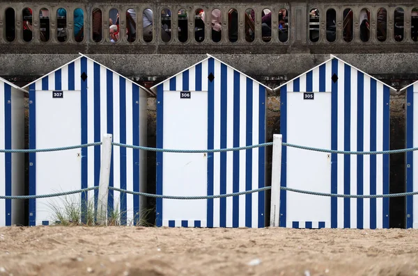诺曼底卡堡海滩上的白色和蓝色卡巴纳 靠近大酒店和赌场 — 图库照片