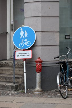 Kopenhag caddesinde yol işareti, yangın musluğu ve bisiklet.