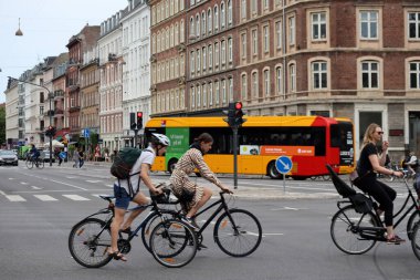 Kopenhag sokaklarında bisikletli insanlar
