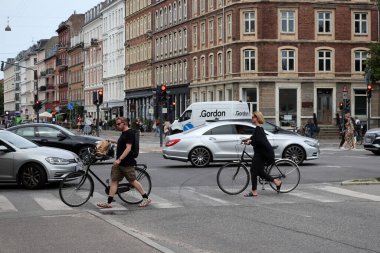 Kopenhag sokaklarında bisikletli insanlar