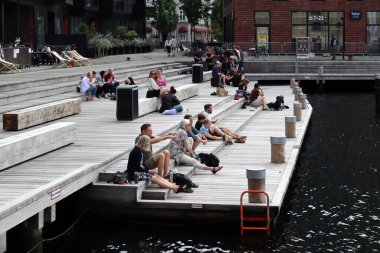 İnsanlar akşamları Kopenhag Limanı 'nda dinleniyor.