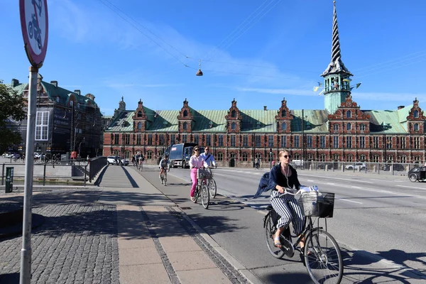 コペンハーゲンの路上を自転車で走る人々 — ストック写真