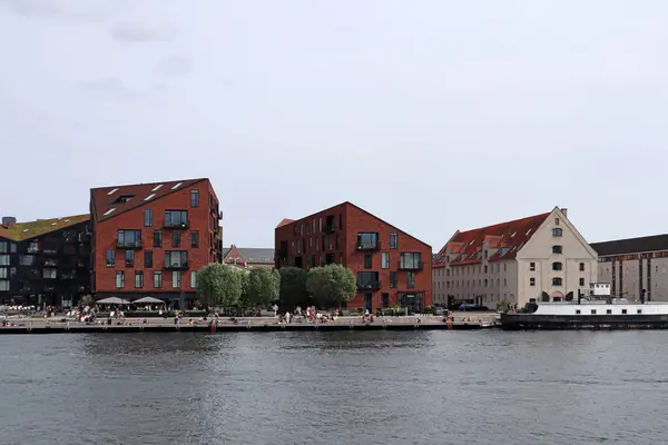 コペンハーゲン港における古い建築と新しい建築の融合 — ストック写真