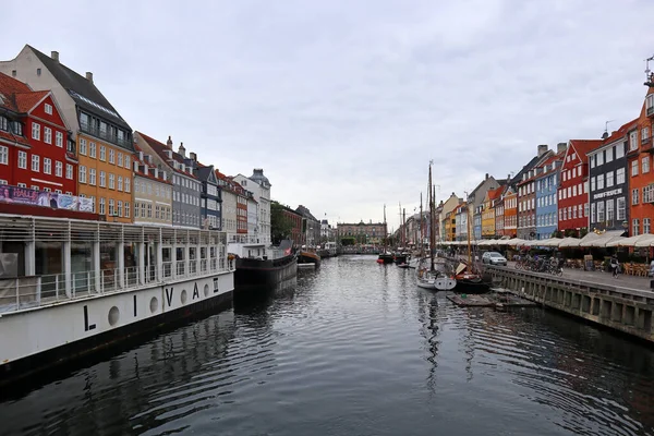 ニャーバン地区のコペンハーゲンのカラフルなファサード — ストック写真