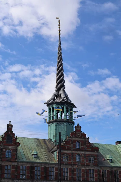 ツイストドラゴンと古い証券取引所の塔 コペンハーグ建築遺産 — ストック写真