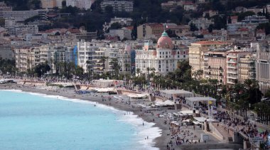 Nice, Fransa - 25.09.2022: Nice manzarası, plajlar ve Mont Boron parkından ünlü gezinti güvertesi