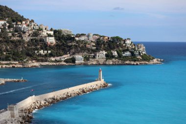 Nice, Fransa - 25.09.2022: Mont Boron parkından Akdeniz 'in mavi sularındaki Nice fenerinin manzarası