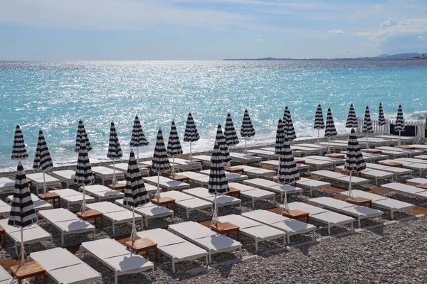 在尼斯 在地中海的椰子岛上 带着日光浴和闭着的遮阳伞的海滩景致 — 图库照片