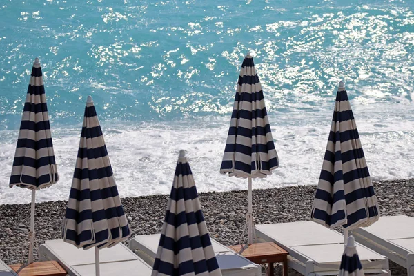 Blick Auf Den Strand Mit Liegestühlen Und Geschlossenen Sonnenschirmen Nizza — Stockfoto