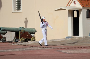 Monako, Monako - 02.10.2022: Monako 'daki Prens' in Sarayı 'nda muhafızlar