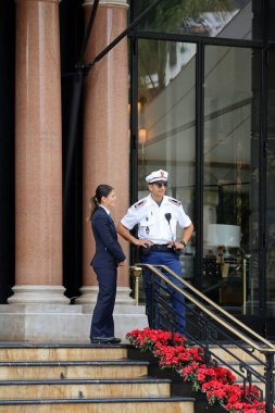 Monako, Monako - 02.10.2022: Monte Carlo 'daki ünlü Hotel de Paris girişinde yönetici ve güvenlik görevlisi