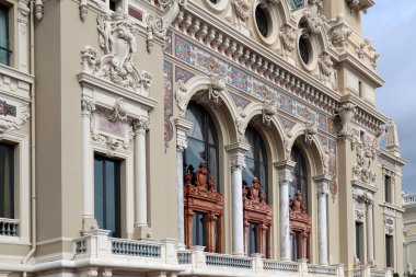 Monako, Monako - 02.10.2022: Ünlü Monte Carlo Kumarhanesinin ön cephesi, nam-ı diğer Monte Carlo Operası