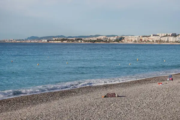ニース フランス 2022 男はニースのビーチで寝る 朝の太陽の下で — ストック写真