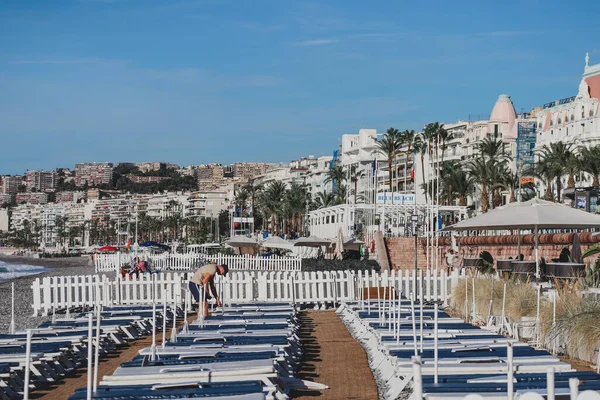 Nice Frankrig 2022 Strandmedarbejder Forbereder Liggestole Privat Strand Til Starten - Stock-foto