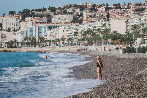 ニース フランス 2022 高齢女性は午前中に海で泳ぐ準備を取得 — ストック写真