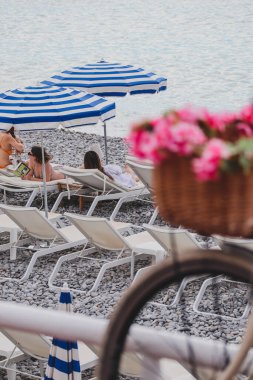 Nice, Fransa - 29.09.2022: Nice 'te plaj yakınında bir çiçek sepetli bisiklet, kısmen bulanık