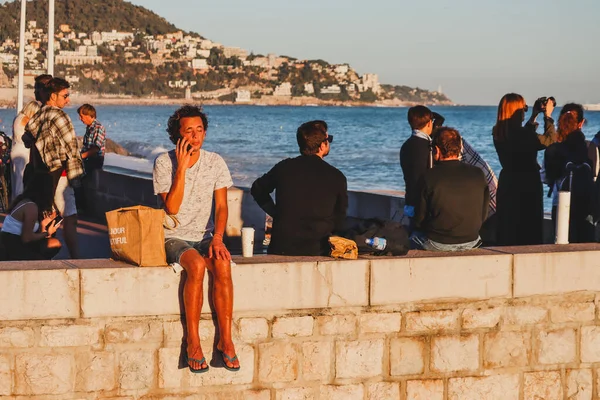 Nice França 2022 Pessoas Admirando Mar Pôr Sol Calçadão Nice — Fotografia de Stock