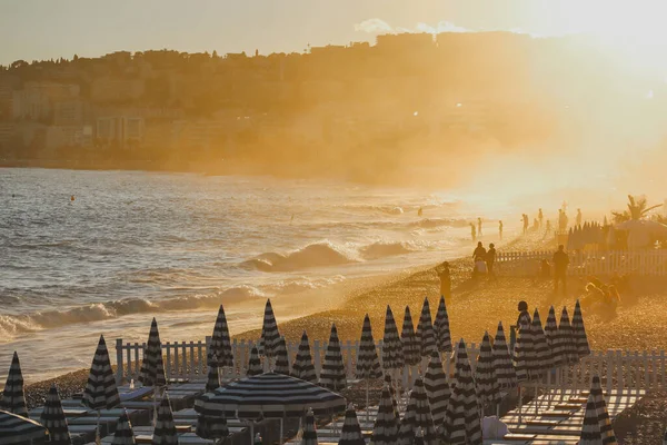 Ницца Франция 2022 Пляж Ницце Большими Волнами Свете Закатного Солнца — стоковое фото