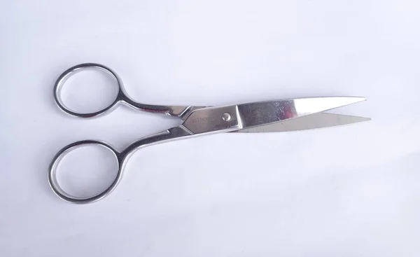 非常锋利的不锈钢剪刀 用于缝纫的金属剪刀 白色背景的剪刀 — 图库照片