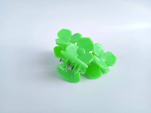 Beyaz arka planda kadın saç tokası, plastik saç tokası.