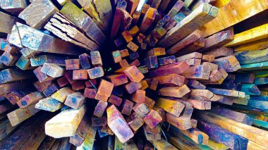 Yanacak odun yığını, düzenlenmiş kuru meşe ağacı yığını.