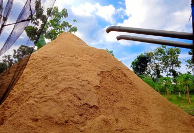 Pirinç öğütme için pirinç kabukları, pirinç kabukları geleneksel olarak öğütülmüş pirinç tarafından üretilir.