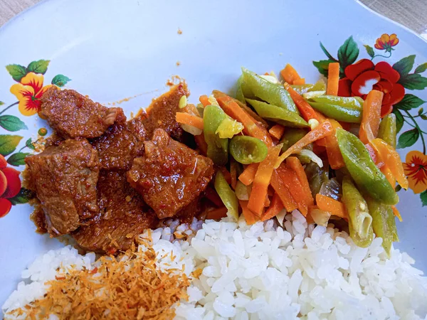 Close Beef Rendang Green Beans Carrots Rice Plate Traditional Indonesian — Stock Photo, Image