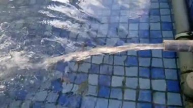 Borular balık havuzundaki suyu doldurmak için gölete su taşır.