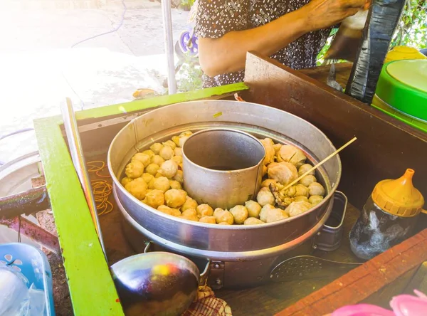 Kapatın. Baso pentol, cilok veya siomay, Endonezya 'nın geleneksel bir sokak yiyeceğidir.