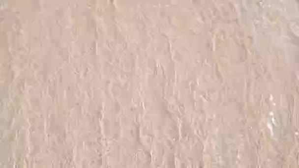 Μικρά Κύματα Θαλασσινού Νερού Πηγαινοέρχονται Στην Άμμο Της Παραλίας Θάλασσα — Αρχείο Βίντεο
