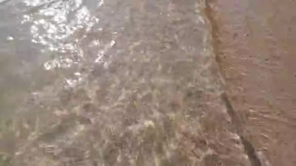 Pequeñas Olas Agua Mar Moviéndose Ida Vuelta Arena Playa Las — Vídeos de Stock