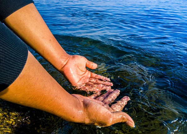 Χέρι Ενός Ασιάτη Που Ακουμπάει Νερό Στον Ωκεανό Παγκόσμια Έννοια — Φωτογραφία Αρχείου