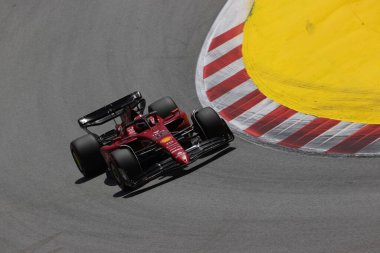 Kırmızı motosikletli araba tekerleği.