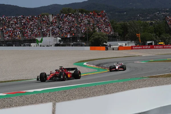 Yol bir sürü kırmızı ve sarı renkte.