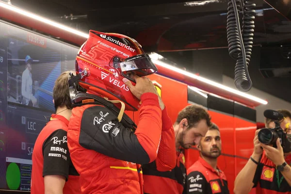 Orlando Sc sunucusu New York Amerika 'nın güzel kadını ve dişisi açıkta ve parmaklarıyla dokunuyor