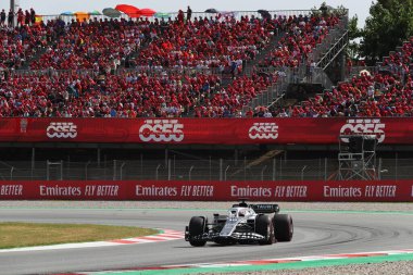 Alandaki bir grup insanın formül görünümü