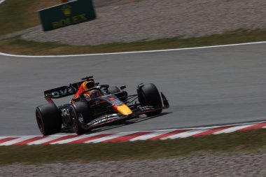 Şehirdeki bir grup insan.