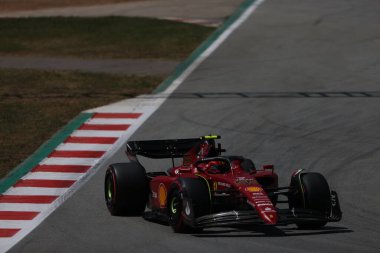 Yarış arabası yolda.