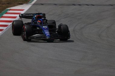 Yarış arabası yolda.