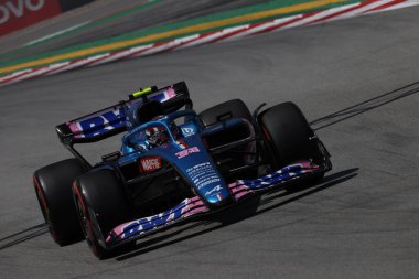 Yarış arabası yolda.